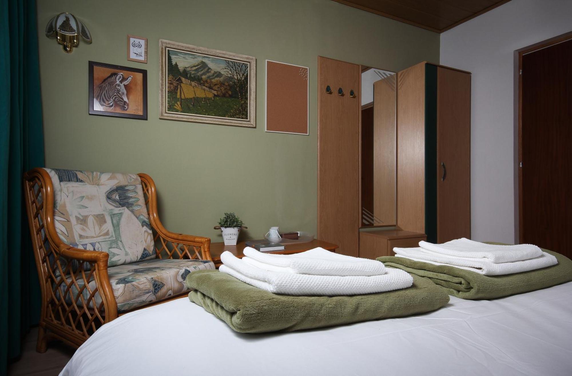 N&J Villa Swan Bled Room photo
